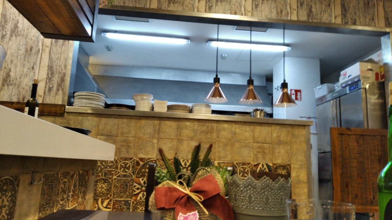Interior de la Sidrería La Allandesa en Gijón